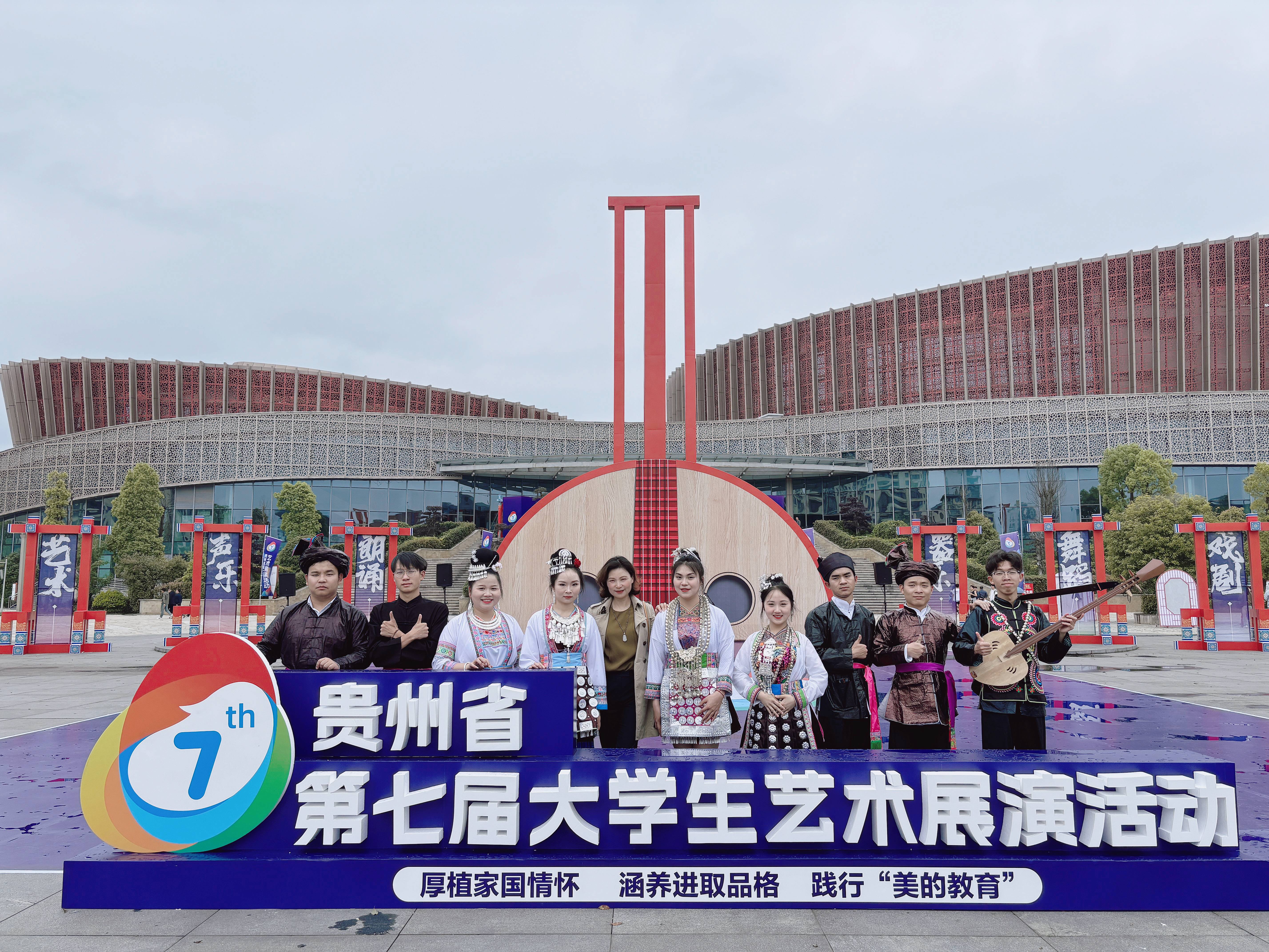 周凌玉副校长与参演学生合影.jpg